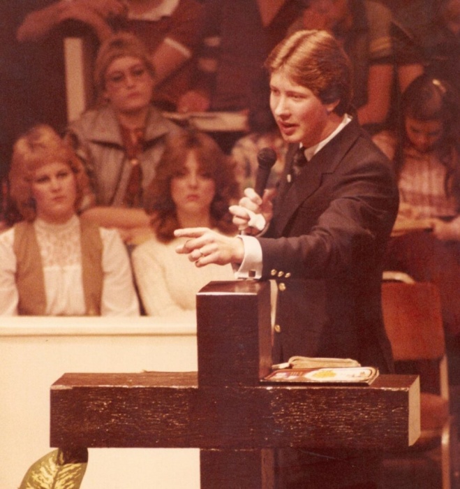 莫里斯1980年代在謝格羅夫教會講道時情景。（julieroys.com）
